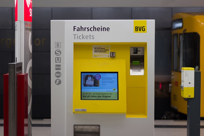 Fahrkartenautomat und Fahrkartenentwerter der BVG  Stockfoto-ID: 123950327 Copyright: hanohki - Big Stock Photo