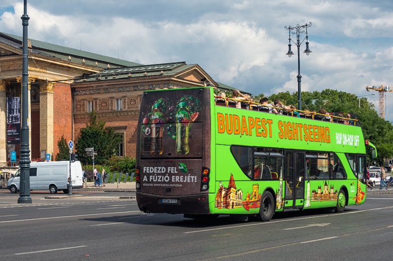 Hop-On Hop-Off Stadtrundfahrt im Doppeldeckerbus durch Budapest - Stockfoto-ID: 367643986 Copyright: kruwt - Bigstockphoto