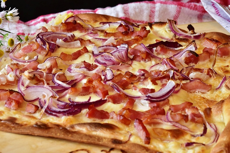 Flammkuchen ist eine von vielen leckeren Spezialit&auml;ten des Elsass.