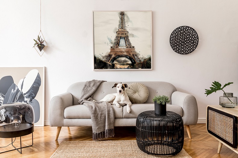 Poster Eiffelturm im Wohnzimmer mit Hund