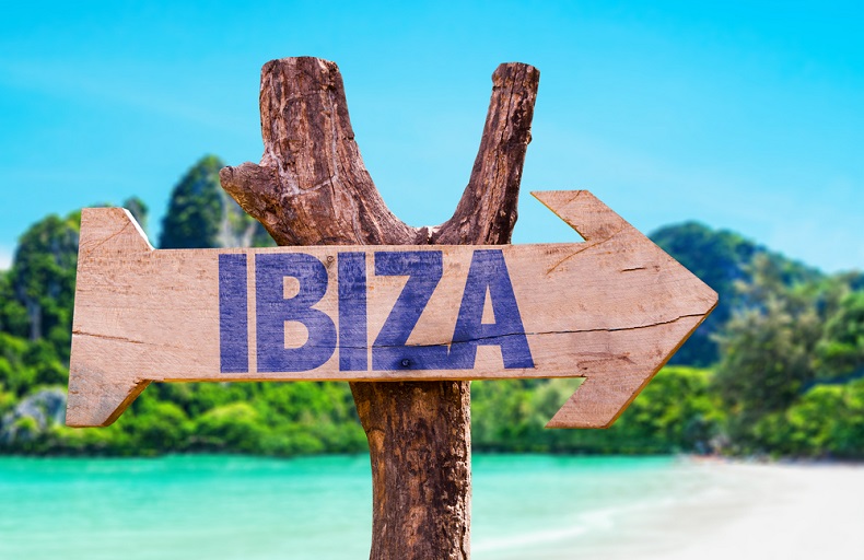 Strandhopping Ibiza bei einer Bootsfahrt