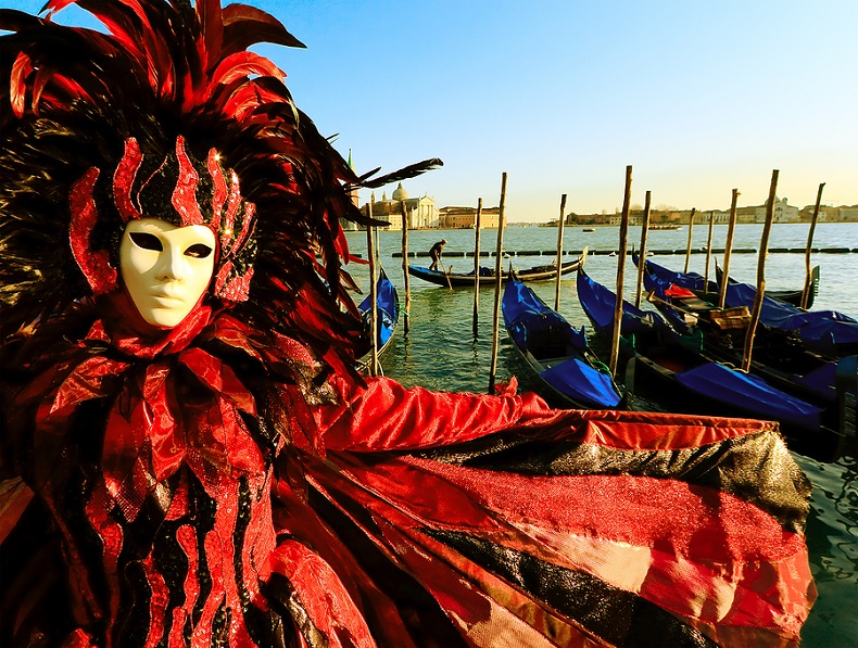 Der Karneval von Venedig ist bekannt für seine eleganten Maskenbälle