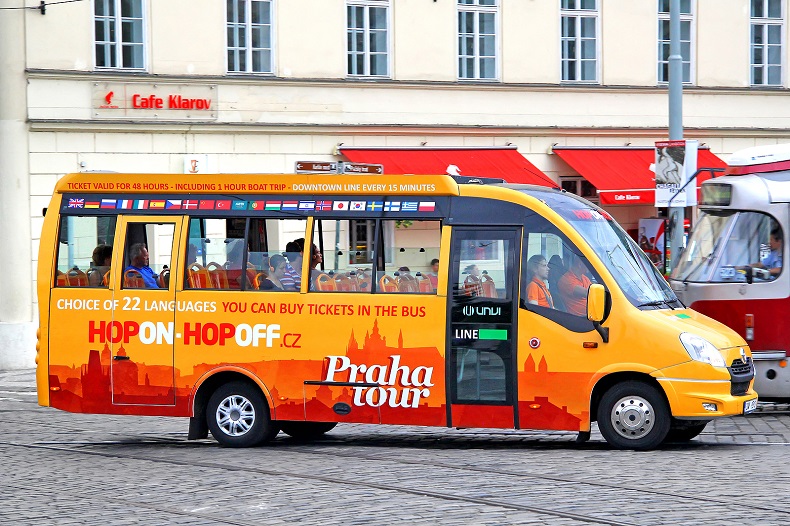 Hop-On Hop-Off Stadtrundfahrt durch Prag