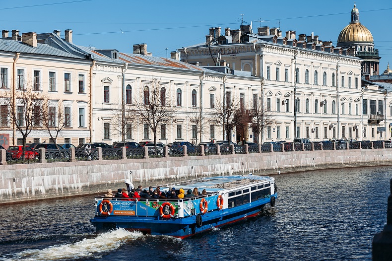 Kanalfahrt mit dem Boot durch St. Petersburg