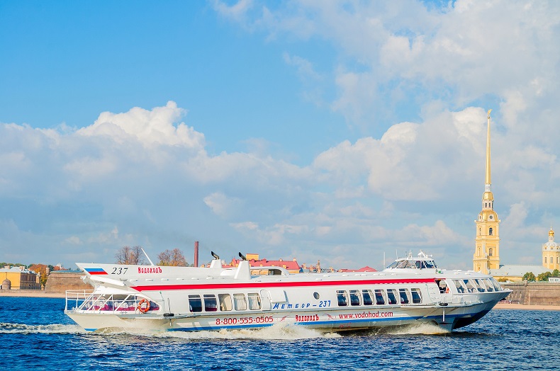 Sightseeing mit dem Schnellboot in St. Petersburg