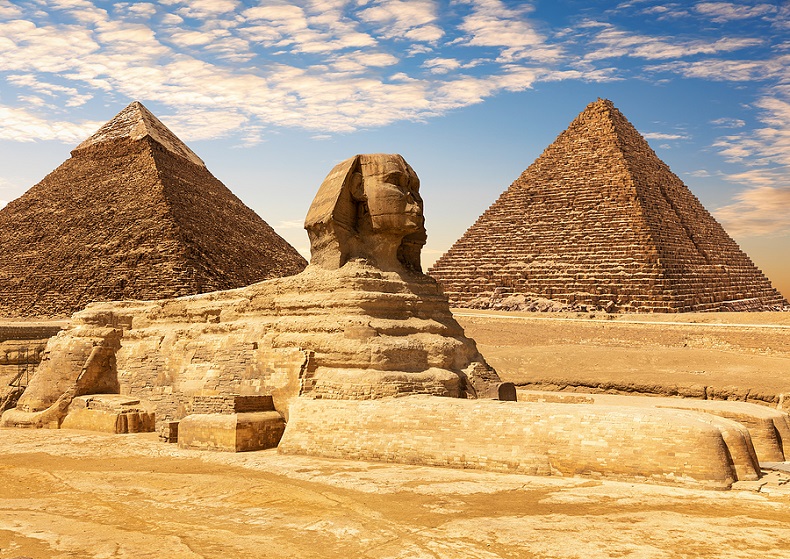 Sphinx zwischen den Chephren- und Mykerinos-Pyramiden von Gizeh, Kairo, Ägypten