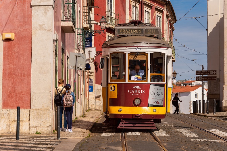 Lissabon - Historisches Viertel Alfama - Bild von © Stockfoto-ID: 364384582 Copyright: Mbruxelle - Bigstockphoto.com