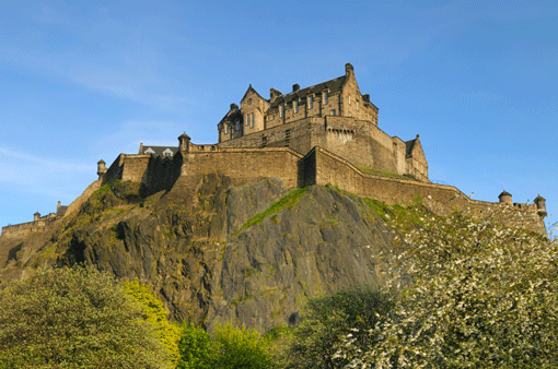  Das Edinburgh Castle thront über der historischen Altstadt.  istock.com/Chris Hepburn