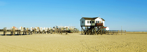 Pfahlhäuser auf hohen Stelzen stehend sind über den gesamten Strand verteilt © istock.com/EdnaM