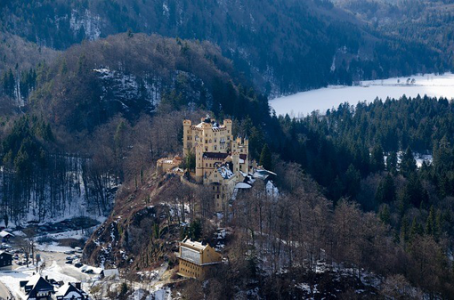 Ein Blick auf das winterliche Schwangau mit dem Schloss Hohenschwangau. Nicht weit entfernt liegt zudem das weltbekannte Schloss Neuschwanstein. Eine märchenhafte Kulisse für eine Winterreise! © USA-Reiseblogger  (CC0-Lizenz) / pixabay.com